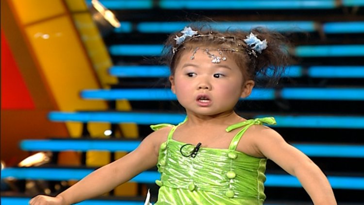 刚上场一脸懵懵唱起戏来却毫不含糊3岁萌娃王艺卓的奶腔真可爱