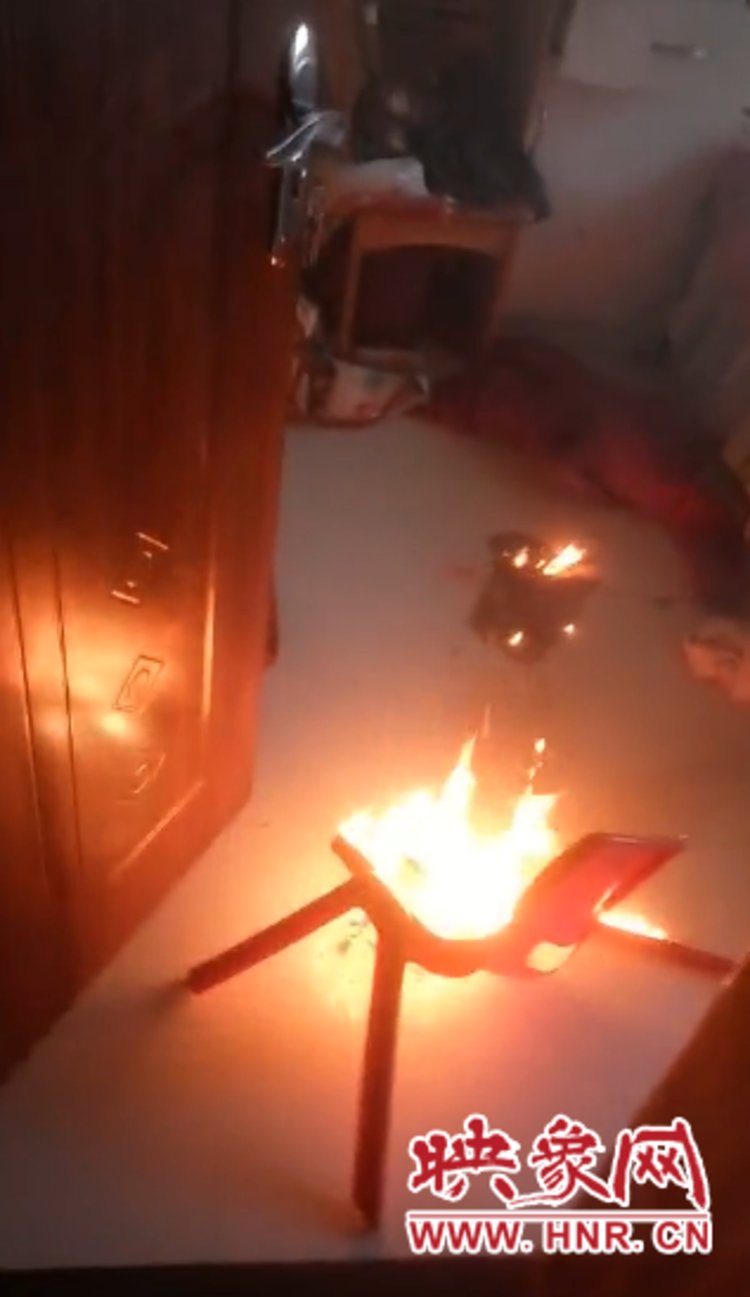 三岁小孩家中玩打火机引发火灾巡防队员踹开房门及时灭火