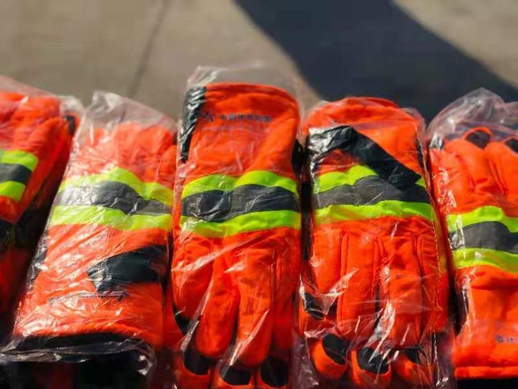 暖在身边丨开封体彩480双棉手套送给一线环卫工人