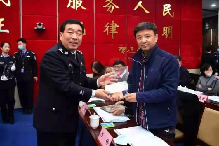 会上,市局党委委员,副局长张保向与会专家委员介绍了全市公安机关整体