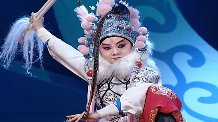 女武生徐滢秀身段彩扮表演京剧八大锤单腿也能做出这些动作