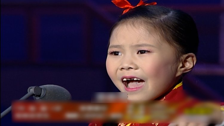 小铁梅缺了两颗门牙唱戏也不耽误小英雄的坚贞不屈表现得游刃有余