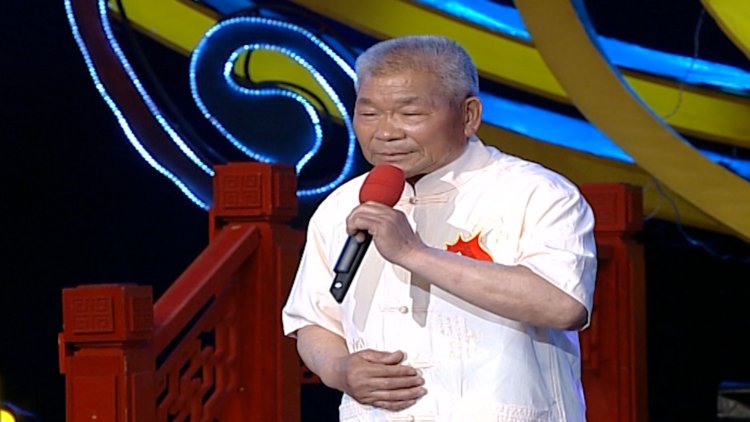 厉害了白发老伯曲跃星唱曲剧白毛女一人唱俩角