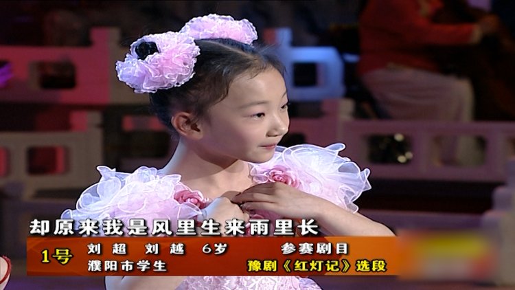 双胞胎姐妹花奶声奶气唱红灯记q版小铁梅惹人爱