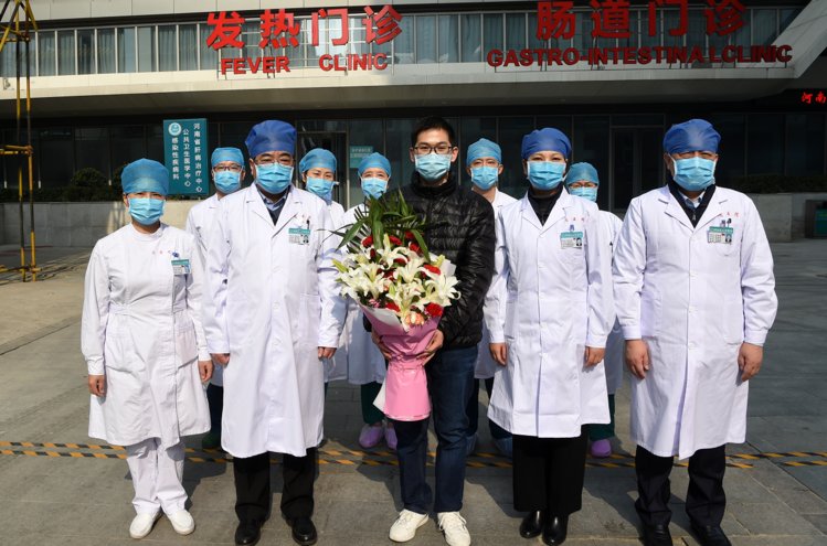 “感觉跟得了次感冒差不多” 不到十天，河南省人民医院首例治愈的新冠肺炎患者出院啦