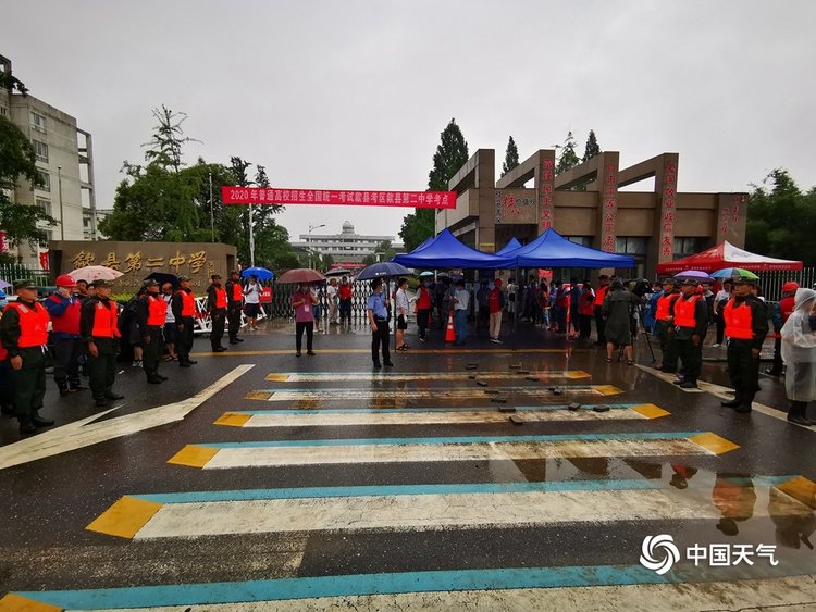 湖北黄梅县华宁高中近500名住校高考生被困