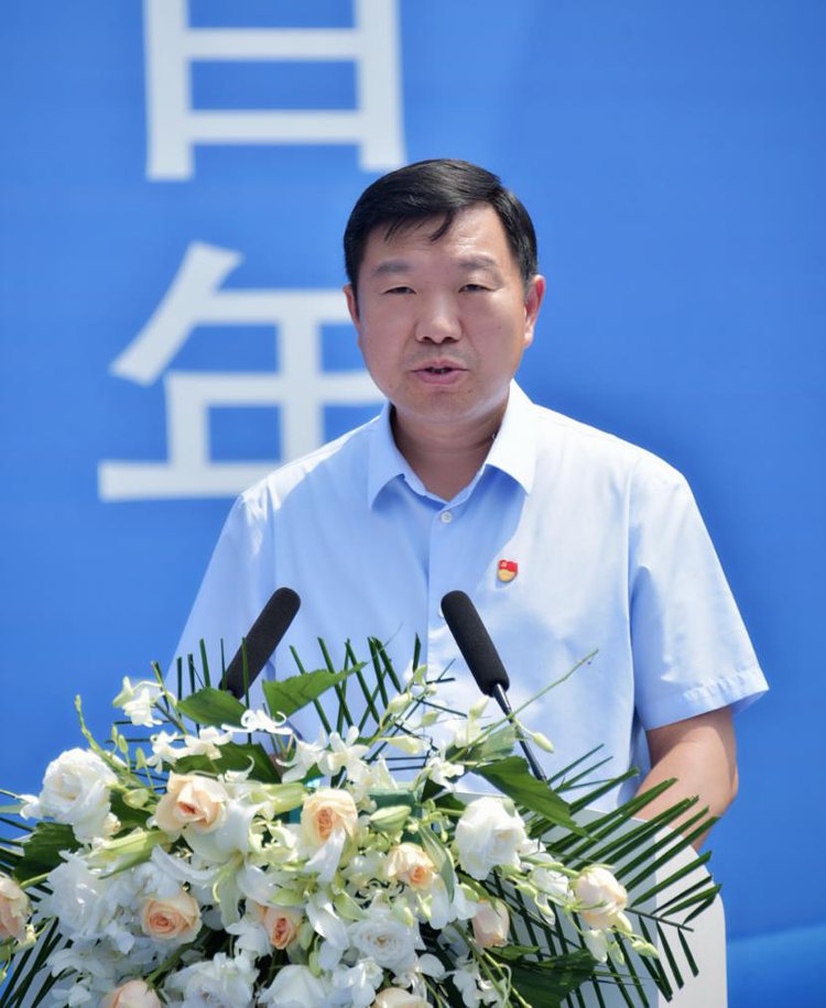 最后,平顶山市政府副市长刘文海,隆重宣布汝州市乐华城暨黄冈中学项目