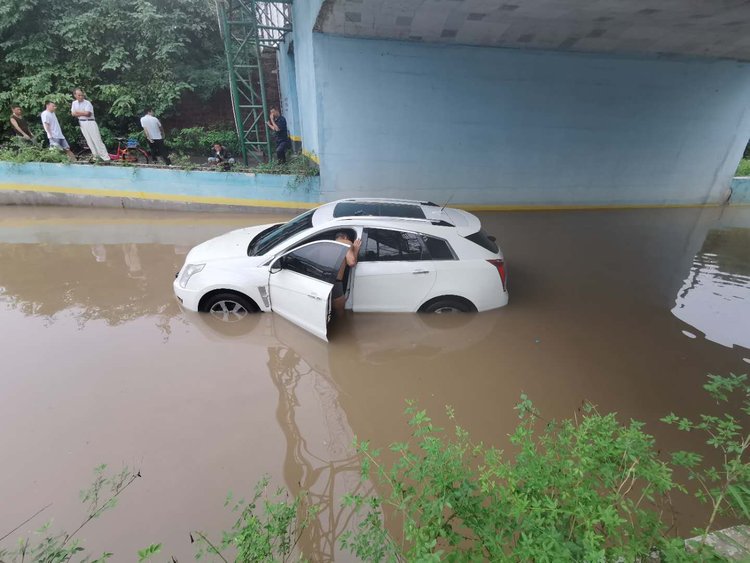 大雨桥洞积水行车不慎被淹
