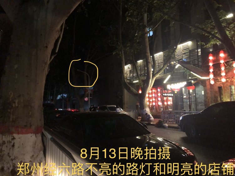 郑州部分路段路灯失明 照亮全凭店铺里的光