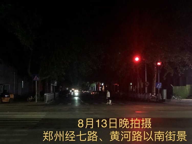 郑州部分路段路灯失明  照亮全凭店铺里的光