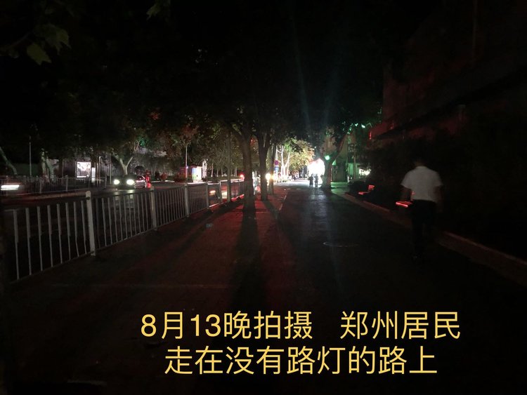 郑州部分路段路灯失明  照亮全凭店铺里的光