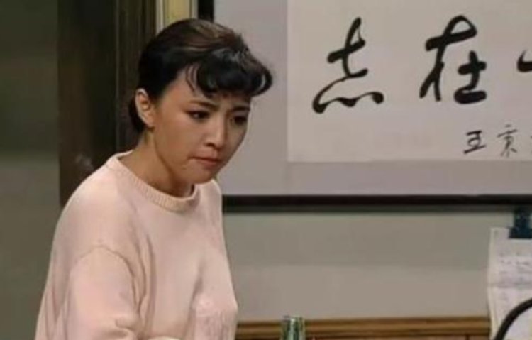 1989年,宋丹丹首登春晚表演小品《懒汉相亲》,她饰演的魏淑芬给全国
