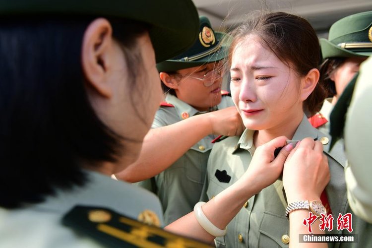 又到告别军营季退伍老兵含泪摘警衔