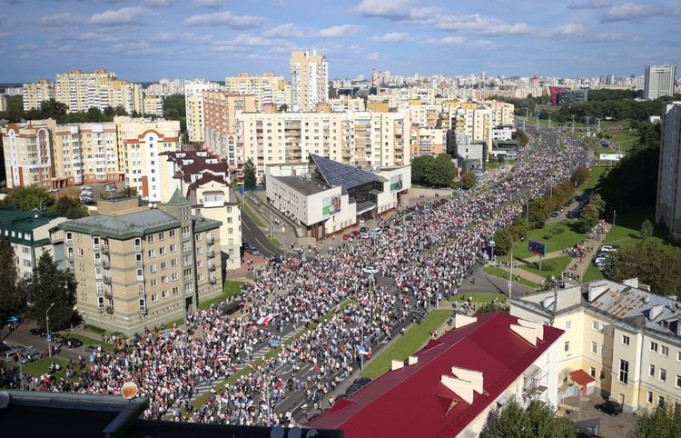 當地時間9月13日,示威者聚集在白俄羅斯首都明斯克市中心,遊行隊伍