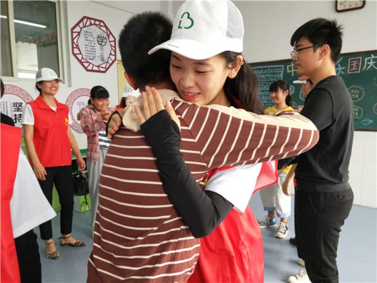 善行新郑新郑市志愿者关爱聋哑儿童温暖无声世界