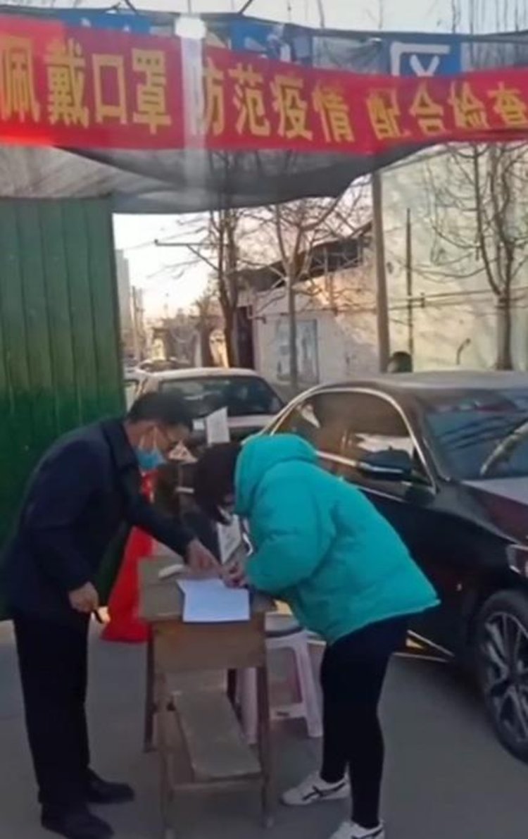 封村下的河北小果庄村民 和去年春节一样不出屋 隔离结束打疫苗