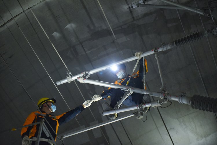 工人对接触网支撑装置进行复检  祁映辰 摄