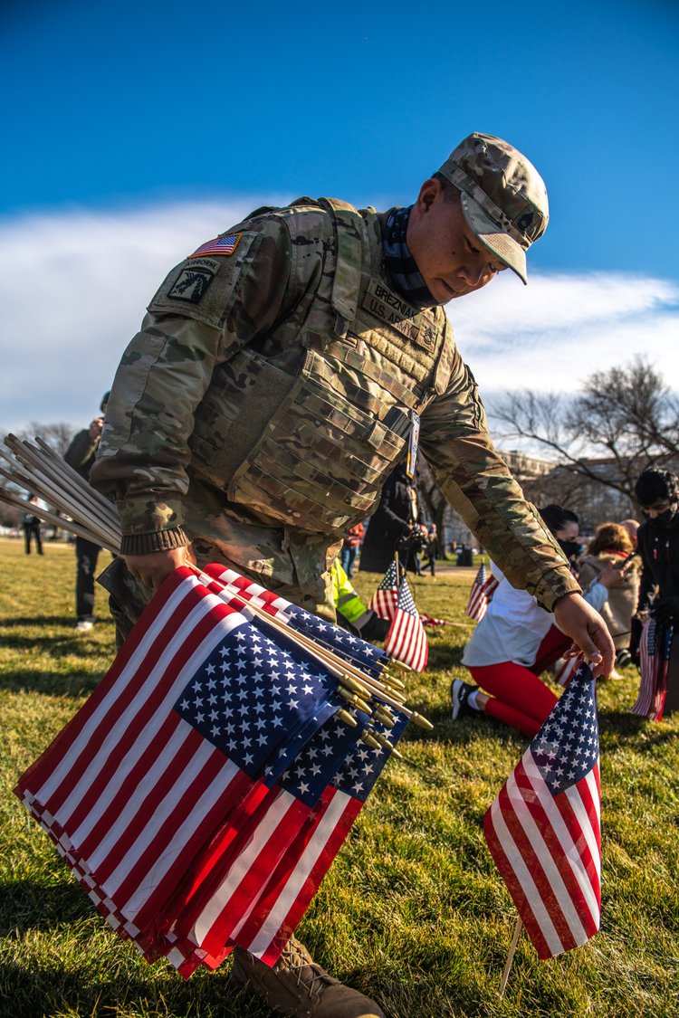 美国国民警卫队收拾拜登就职典礼的旗帜为民众分发美国国旗