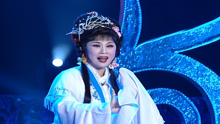 爆炸头小美女演唱《铡刀下的红梅》,情绪饱满到位,不愧是银奖擂主