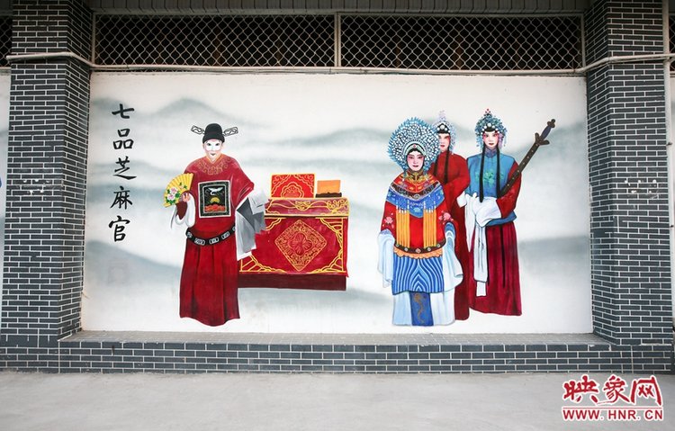 还重新打造了14块新的豫剧文化墙面,从路口往东依次是戏曲生旦净末丑