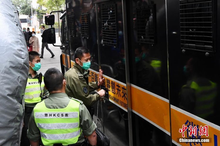 图为黎智英由惩教署车辆押送至终审法院,惩教署人员打开车门.