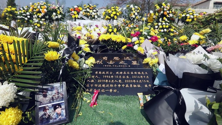 3月2日上午,安阳滑县滑南希望学校师生专程赴"戍边英雄"肖思远烈士