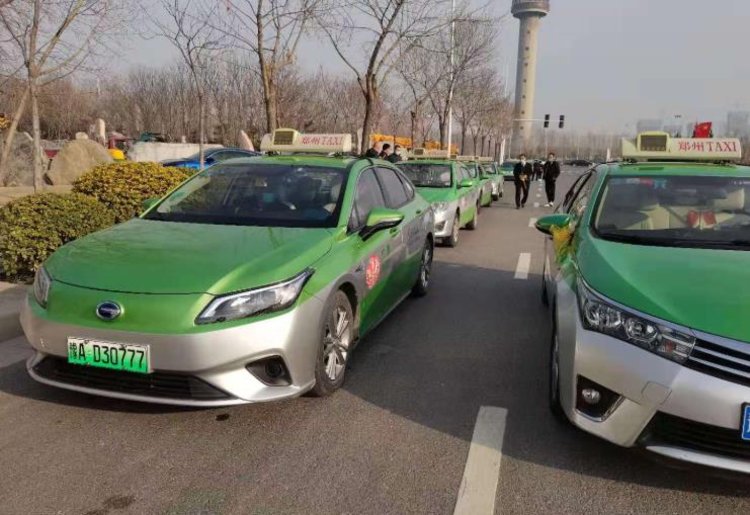 今天郑州20多位出租车司机停止运营他们干了啥