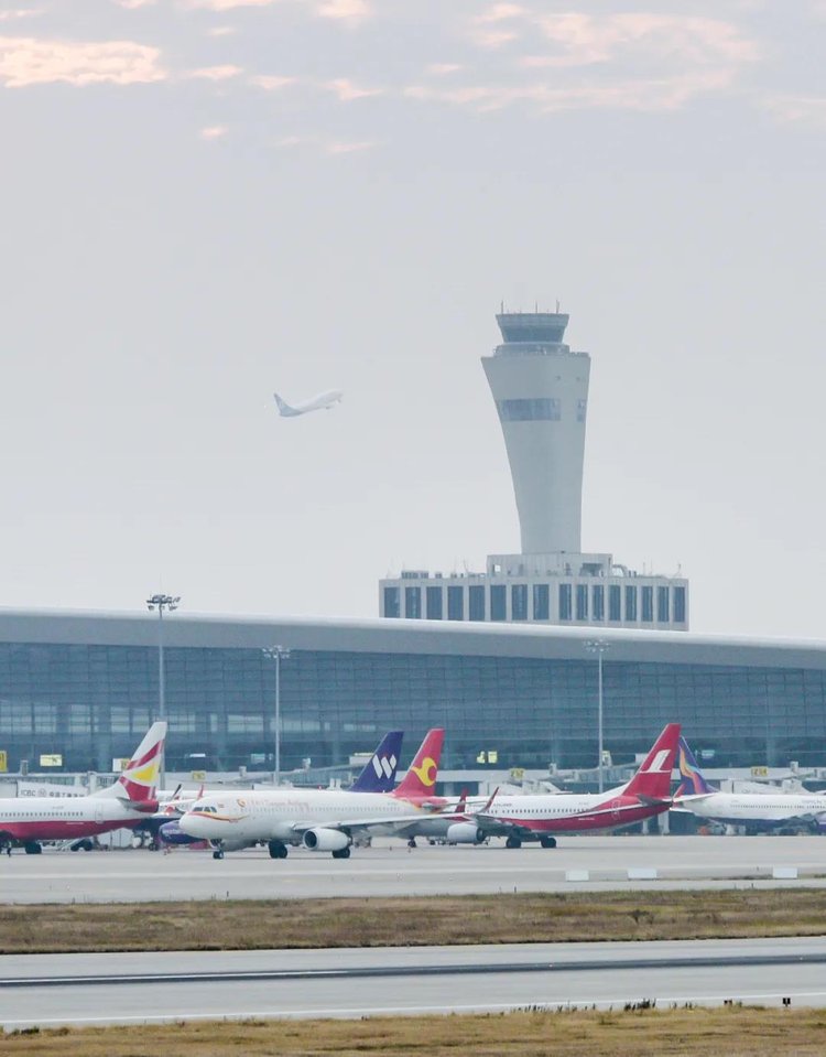 3月2日一大早,郑州机场国际西货站,叉车来回穿梭,一派忙碌景象.