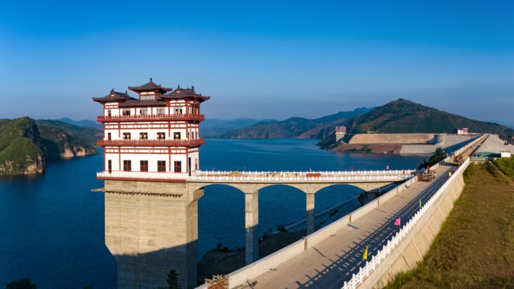 河南汝阳高峡平湖处美景如画图