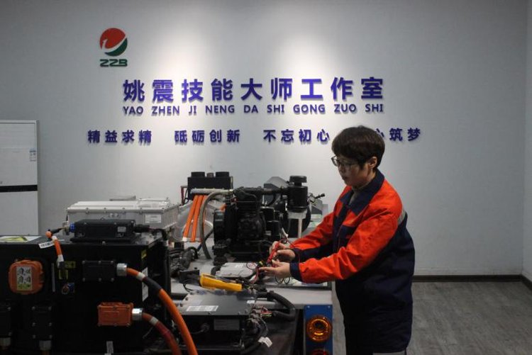 (姚震和工作室成员制作的纯电动车综合实训台)(姚震围绕纯电动车综合