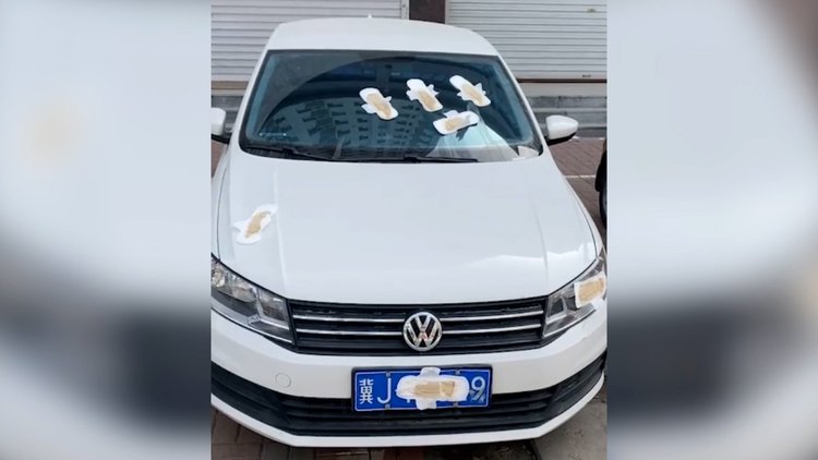 不忍直视车停路边被贴满卫生巾车主到场后自行清理