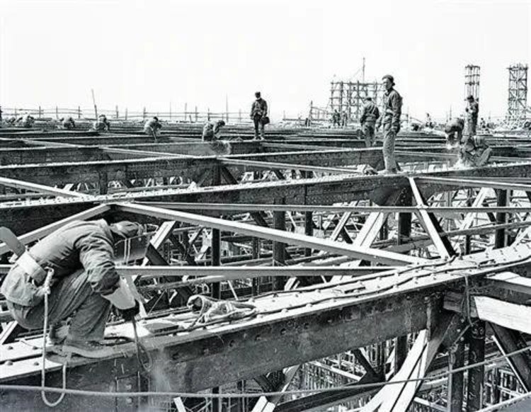 最终确定修建人民大会堂,中国革命博物馆和中国历史博物馆,军事博物馆