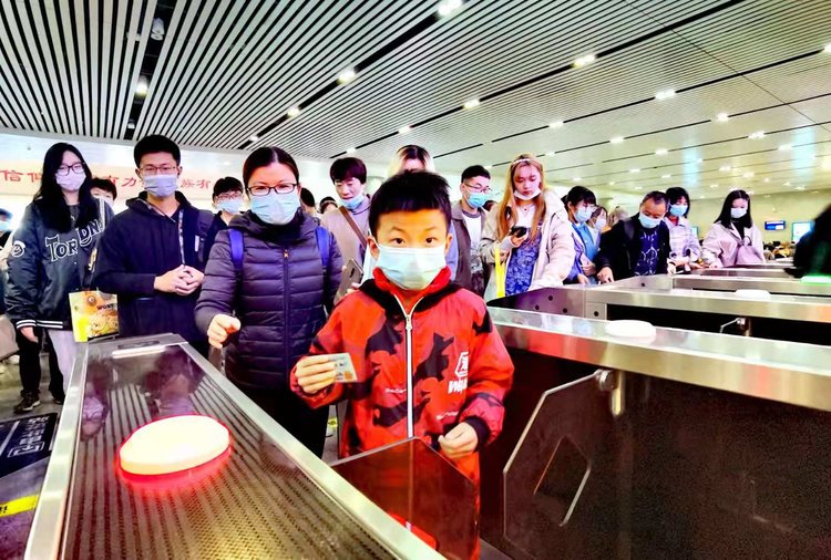 郑州铁路清明假期累计发送旅客224万人，同比去年增长283.7%