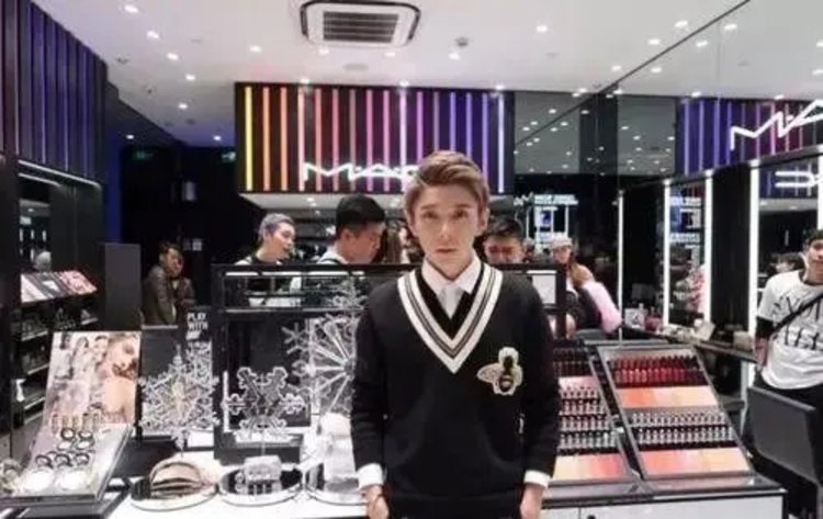 李佳琦与“小助理”付鹏合开公司，网友发现公司名暗藏玄机！