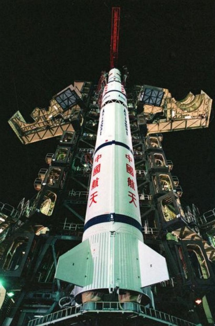 百年瞬间097亚洲一号卫星成功发射