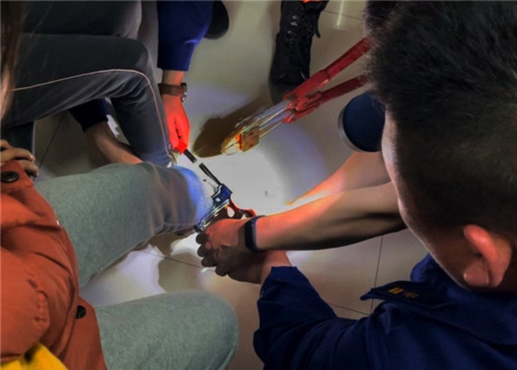 尴尬了俩贪玩小姑娘用u形锁锁住了脚两人三足式走到消防队求助