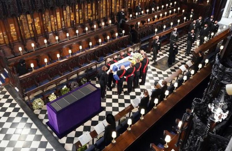 菲利普亲王葬礼举行94岁女王独自坐角落与相伴73年的丈夫告别