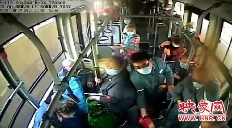私家车起火 郑州公交车长三次手持灭火器冲上前灭火