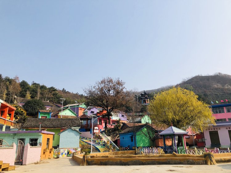 与此同时,信阳市浉河区依托丰富的茶资源,红色资源,生态资源,以"茶旅