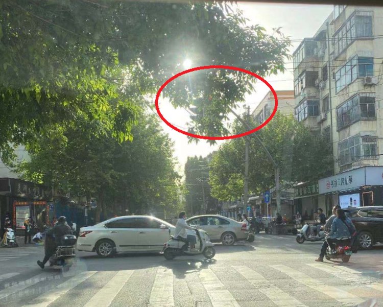 郑州这个路口的红绿灯“隐身” 12319城管热线回应：安排！
