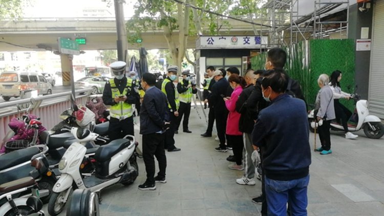 郑州市非机动车管理办法 实施首日郑州交警严查骑车不佩戴头盔行为