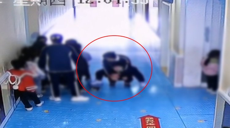 幼儿园教师将孩子带进厕所扇耳光殴打 还骑在孩子身上 官方回应了