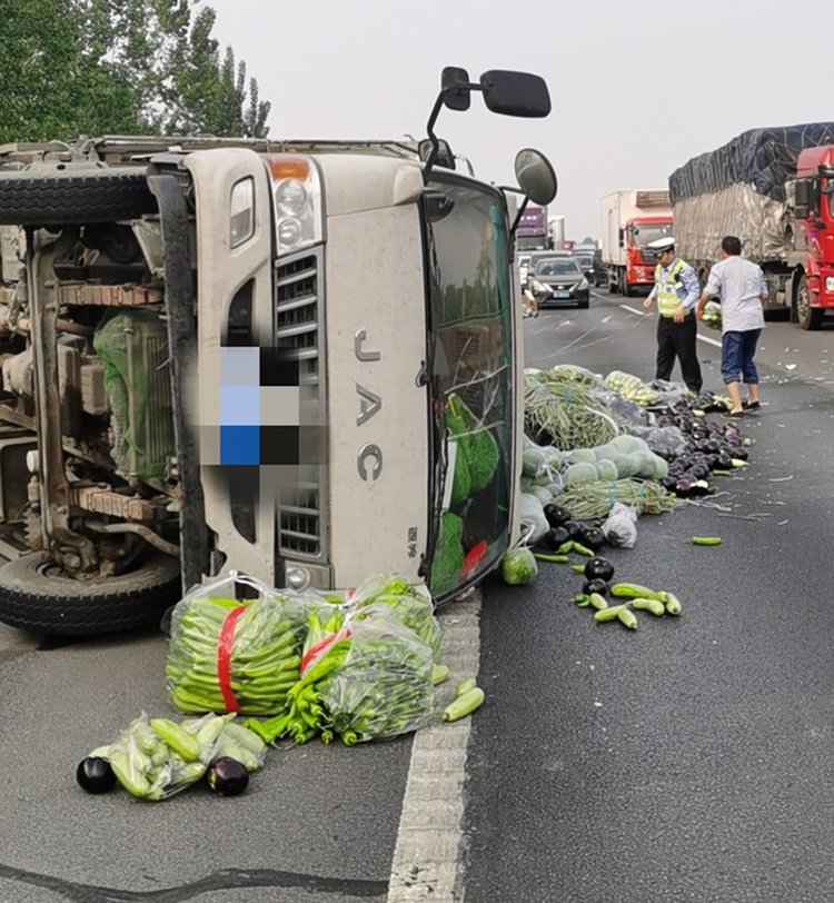 拉菜货车侧翻占道高速交警变身搬运工