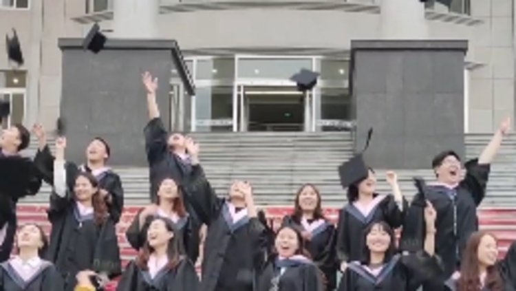 印象深刻的青春记忆 高校毕业班雨中拍摄毕业照