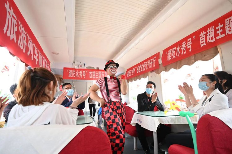 看杂技来啊咱们一起坐专列