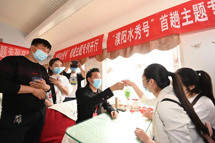 看杂技来啊咱们一起坐专列