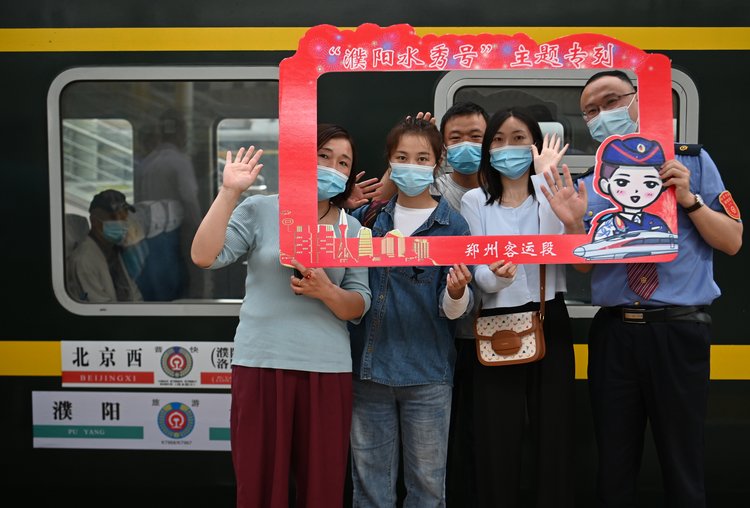 看杂技来啊咱们一起坐专列