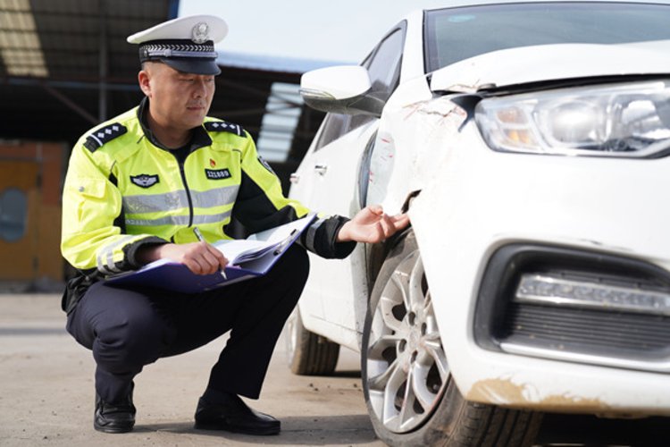事故科民警邢世鹏青春在红绿灯下闪光