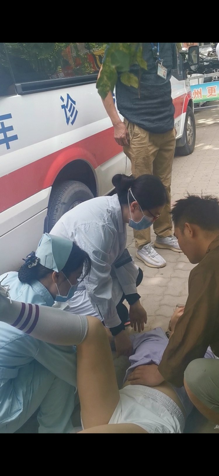 你飞奔的样子真美02女孩下腹疼痛昏倒俩医护人员冲上去抢救