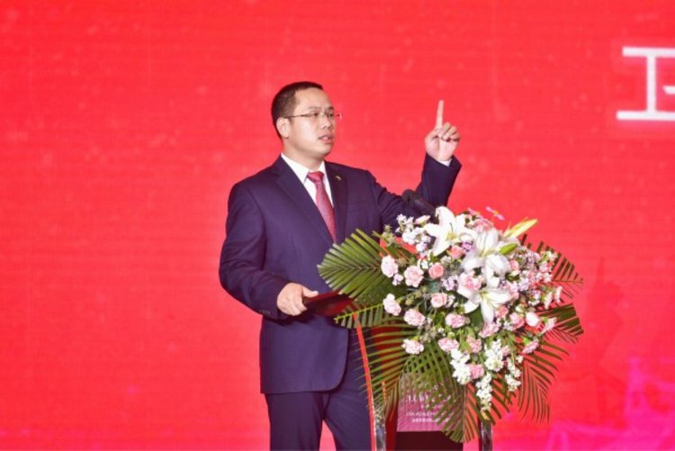 "卫华集团董事长韩红安认为,"新中式起重机"应具备5个主要方面:轻量化